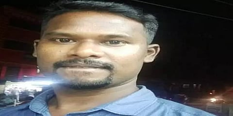 மனைவி உயிரிழந்த சோகம் - ரயில் முன் பாய்ந்து தற்கொலை செய்து கொண்ட கணவன்