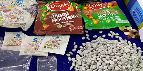 ‘பார்ப்பதற்குதான் உணவு பொட்டலம்.. உள்ளே போதைப்பொருட்கள்’ சிக்கிய ரூ.1.65 கோடி சரக்கு