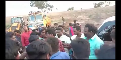 இயற்கை உபாதைக்காக சென்ற மாணவியை படம் பிடித்தவருக்கு தர்மஅடி