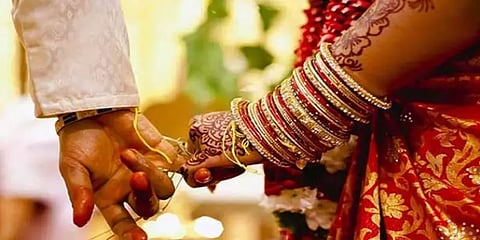 வரதட்சணை கொடுக்காத மனைவியின் ஆபாச புகைப்படத்தை ஃபேஸ்புக்கில் பதிவிட்ட கணவர்!