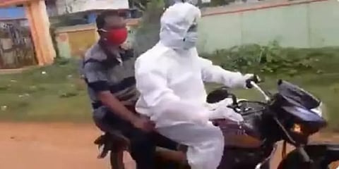 கொரோனா அறிகுறியுடையவரை இப்படியும் அழைத்துச் செல்லலாமே.. திரிணாமூல் பிரமுகரின் துணிச்சல்!!