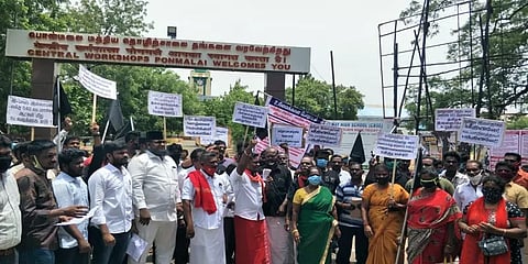 ரயில்வே பணிகளில் தமிழக இளைஞர்கள் புறக்கணிப்பு.. திருச்சி பொன்மலை ரயில்வே பணிமனை முற்றுகை