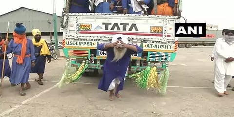 10 டன் எடை கொண்ட லாரி.. அசால்டாக இழுத்த 75 வயது முதியவர் !