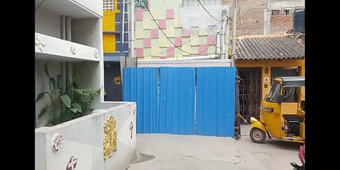 2 ஆண்டுகளாக பூட்டி கிடந்த வீட்டின் முன்பு கொரோனா தடுப்பு மெட்டல் ஷீட்.. ஷாக் ஆன பொதுமக்கள்