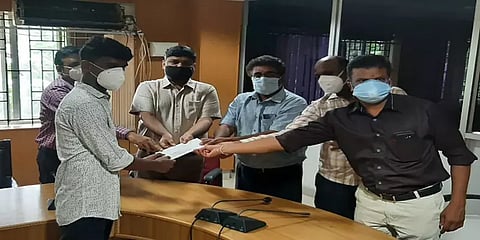 ஃபீஸ் கட்ட முடியாமல் தவித்த மருத்துவ மாணவர்- தேடிச் சென்று உதவிய செந்தில்குமார் எம்.பி