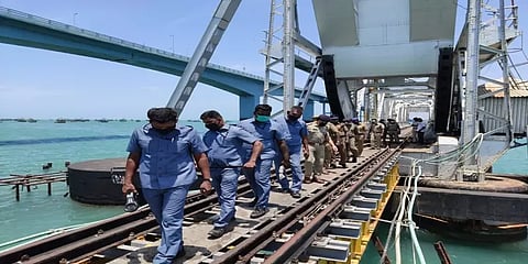 இந்திய சுதந்திர தினத்தையொட்டி பாம்பன் பாலத்தில் ரயில்வே போலீசார் சோதனை