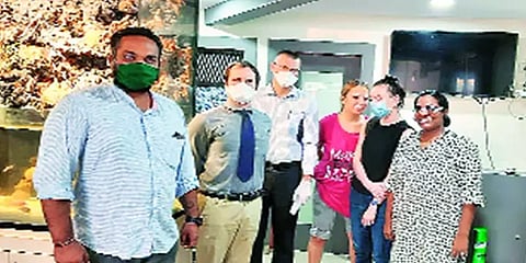 மும்பை: சாலையோரம் கிடந்த ரஷ்ய பெண்ணை மீட்டெடுத்து குடும்பத்துடன் சேர்த்த கணபதி பந்தல்