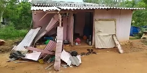 வீட்டை இடித்து உணவு வகைகளை சாப்பிடும் யானை: காட்டுக்குள் விரட்ட வேண்டுமென மக்கள் கோரிக்கை