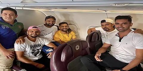 "மாஸ்க் எங்கே? இடைவெளி எங்கே?" சிஎஸ்கே புகைப்படத்தை கலாய்க்கும் நெட்டிசன்கள் !