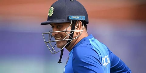 தோனியை கிரிக்கெட்டிற்கு மடைமாற்றிய பயிற்சியாளர் பேனர்ஜி