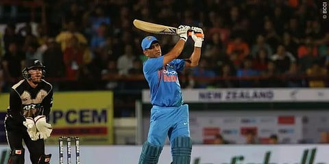 தோனிக்கு ஹெலிகாப்டர் ஷாட்டை அறிமுகப்படுத்திய சந்தோஷ் லால் !!