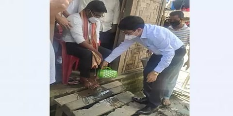 தனக்கு பிளாஸ்மா தானம் அளித்தவரின் கால்களைக் கழுவி நன்றிக்கடன் செலுத்திய துணை சபாநாயகர்!