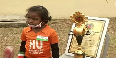 தலைகீழாக தொங்கியபடி 13 நிமிடத்தில் 111அம்புகள் எய்த 5 வயது சிறுமி சஞ்சனா: உலகசாதனை முயற்சி