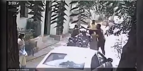 எதிரெதிர் வீட்டினரிடையே மோதல் : கொடூர ஆயுதங்களுடன் தாக்குதல்