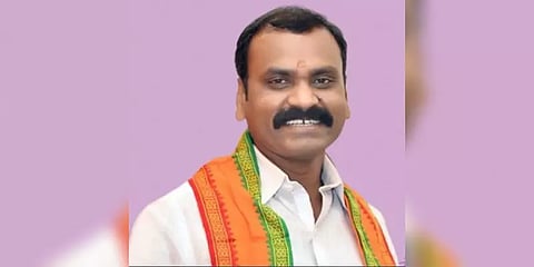 “பாஜக வேட்பாளரை வெற்றிபெற வைத்தால் இன்னோவா கார்” - எல்.முருகன்