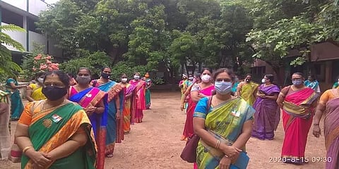 மாணவர்களின்றி வெறிச்சோடிய பள்ளி மைதானங்கள் ! ஆசிரியர்களே கொண்டாடிய சுதந்திர தினம்