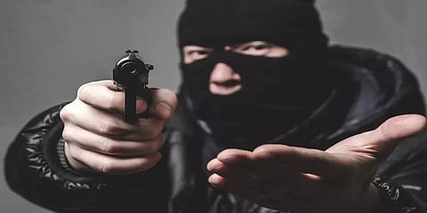 சம்பள உயர்வு கொடுக்காத "பாஸ்" ! வழிப்பறி செய்த ஊழியர் !