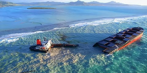 மொரிசியஸ் கடலை பாழாக்கிய ஜப்பான் கப்பல் !