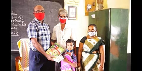 புதிதாக சேர்ந்த மாணவர்களை ஊக்கப்படுத்த புது செல்போன்: இன்ப அதிர்ச்சி கொடுத்த ஹெட் மாஸ்டர்!