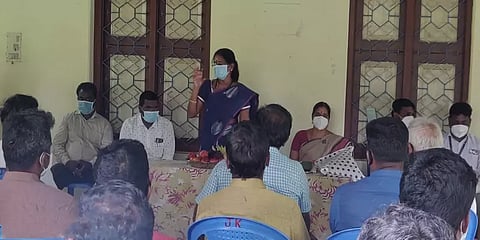 கொரோனா பணிக்காக விருது வாங்கி விட்டு 100பேரை கூட்டி பிரியாணி விருந்துவைத்த தாசில்தார்