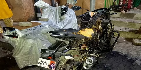 பெரும்பாக்கம்: நள்ளிரவில் இரு சக்கர வாகனங்களுக்கு தீவைத்த மர்ம நபர்கள்!