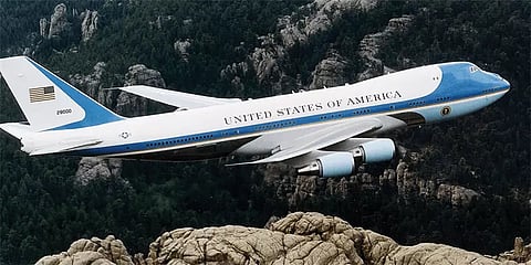 அமெரிக்க அதிபர் டிரம்பின் விமானத்தில் மோதிய ட்ரோன்: அதிகாரிகள் விசாரணை!