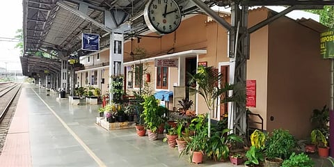 எங்கும் பசுமை: இணையத்தில் வைரலாகும் கேரளாவின் திரூர் ரயில் நிலையம்!!