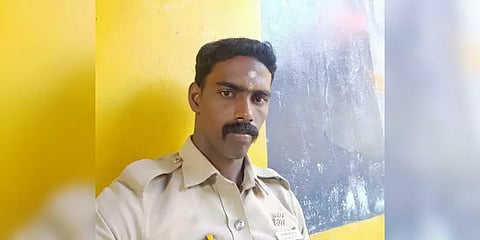 தூத்துக்குடி : ரவுடியை பிடிக்கச் சென்ற காவலர் குண்டு வீசி கொலை