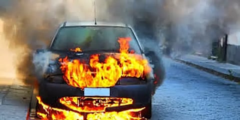 தொழில் கூட்டாளியை காருக்குள் பூட்டி தீவைத்த நண்பர், மூவர் படுகாயம்: ஆந்திராவில் அதிர்ச்சி