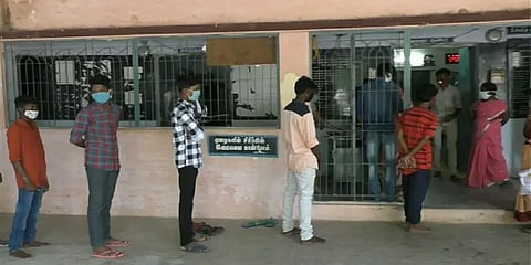 ”உங்க கல்வி கட்டணத்த நாங்க செலுத்துறோம்” - மாணவர்களின் கட்டணத்தை ஏற்றுக்கொண்ட ஆசிரியர்கள்