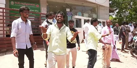 உரிய சிகிச்சையின்றி நோயாளி இறந்ததாக குற்றச்சாட்டு : மருத்துவமனையை முற்றுகையிட்ட உறவினர்கள்