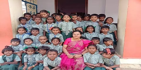 “குழந்தைகளின் முன்னேற்றமே என் ஒரே கனவு”- ஊரடங்கிலும் ஓய்வில்லா பணியில் அரசு ஆசிரியர்!