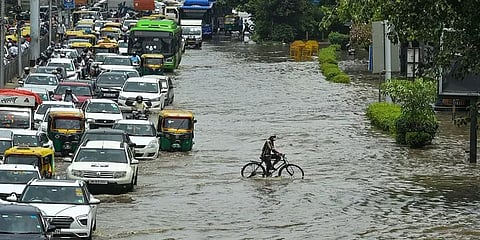 டெல்லியில் தொடரும் பலத்த மழை: தனித் தீவுகளாக மாறிய பல பகுதிகள்