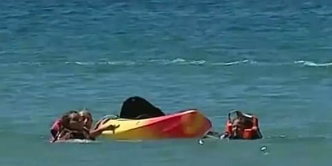 படகு மூழ்கியதால் தத்தளித்த பெண்கள்... ஹீரோவான 71 வயது போர்ச்சுகல் அதிபர்