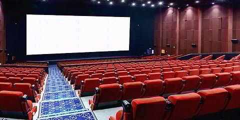 இந்தியாவில் கடுமையான கட்டுப்பாடுகளுடன் திரையரங்குகளை திறக்க அரசு முடிவு?