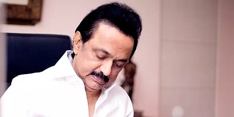 தந்தை இறந்த நிலையிலும் சுதந்திர தின கடமையை நிறைவேற்றிய மகேஸ்வரி; மு.க.ஸ்டாலின் பாராட்டு!