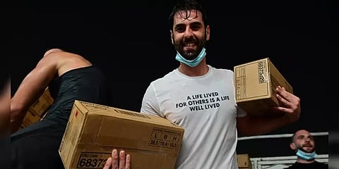 பெய்ரூட் நகரை சீரமைக்கும் முன்னாள் போராளிகள்.. கிராமப் பெண்கள் உணவு சமைத்து உதவிக்கரம்