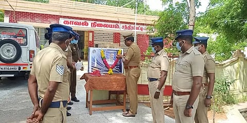 வெடிகுண்டு வீசப்பட்டு உயிரிழந்த காவலருக்கு 480 காவல்நிலையங்களில் மலர்தூவி மரியாதை!!