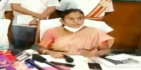 தேசிய கொடியை ஏற்றவிடாமல் ஊராட்சி மன்றத் தலைவரை தடுத்த ஊராட்சி செயலாளர் பணியிடை நீக்கம்