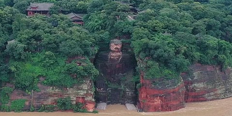 சீனாவில் வெள்ளப்பெருக்கு - பிரம்மாண்ட புத்தரின் கால்விரல்களைத் தொட்ட நீர்.!