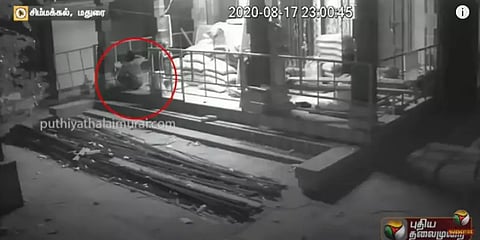 4 மணி நேரம் கோயிலுக்குள் ஆற அமர இருந்து திருடிய திருடன்: வீடியோ