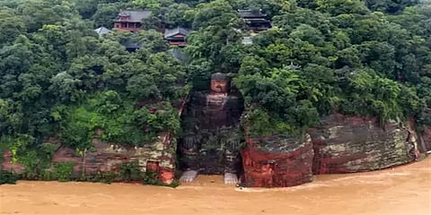 வெள்ள நீரில் மூழ்கிய உலகின் மிகப்பெரிய புத்தர் சிலையின் பாதங்கள்