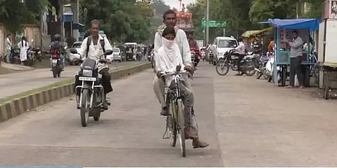 ம.பி: மகனின் தேர்வுக்காக 106 கி.மீ. சைக்கிளில் அழைத்துச் சென்ற அன்புத் தந்தை