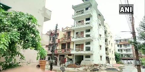 பலத்த மழையால் சாயும் நிலையில் குடியிருப்பு; மக்கள் வெளியேற்றம்