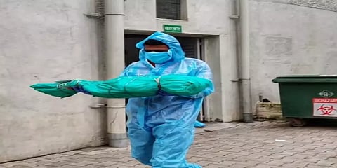 தனி ஒருவராக குழந்தைக்கு இறுதிச்சடங்கு : மனங்களை வென்ற தேநீர்க்கடைக்காரர்!