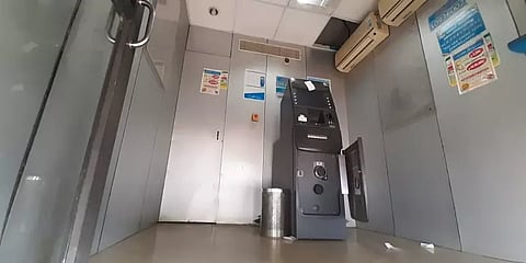 ஏடிஎம் இயந்திரத்தை உடைத்துக் கொண்டிருந்த கொள்ளையர்கள்: சொதப்பிய பிளான்.. சிக்கிய இருவர்