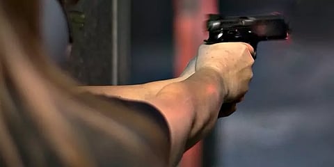 மது அருந்திய போது தகராறு -லிப்ட் கொடுத்த இளைஞரை போதையில் சுட்டுக்கொன்ற காவலர்!