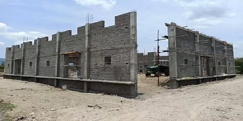 20 ஆண்டுகால கோரிக்கை: தரமற்ற கட்டுமான பணிகளை நிறுத்திய பொதுமக்கள்