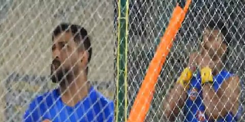 இறங்கி வந்து சிக்ஸர் அடித்த தோனி : விசில் பறக்கவிட்ட ரெய்னா