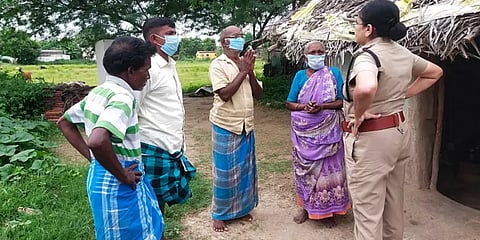 உணவுப் பொருட்களை கழிவறைக்குள் வைத்து பாதுக்காக்கும் முதியவர் - வறுமையின் அவலநிலை